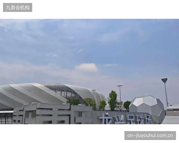 作为升班马，重庆铜梁龙在主帅带领下展现出务实的战术风格，半程位居联赛前列。